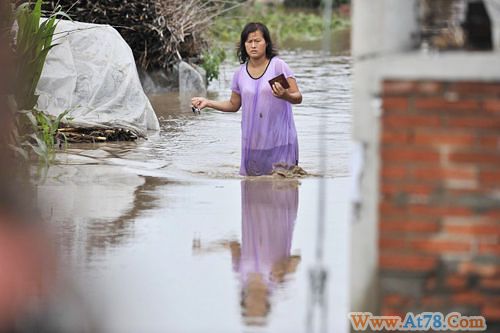 吉林省连降暴雨冲毁铁路 村庄被淹大坝告急(图)