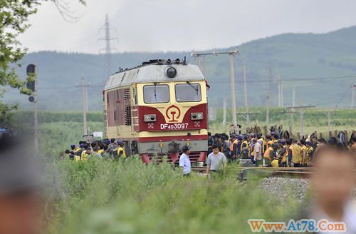 吉林省连降暴雨冲毁铁路 村庄被淹大坝告急(图)