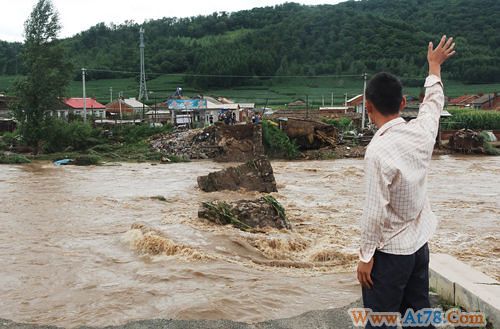 吉林省连降暴雨冲毁铁路 村庄被淹大坝告急(图)