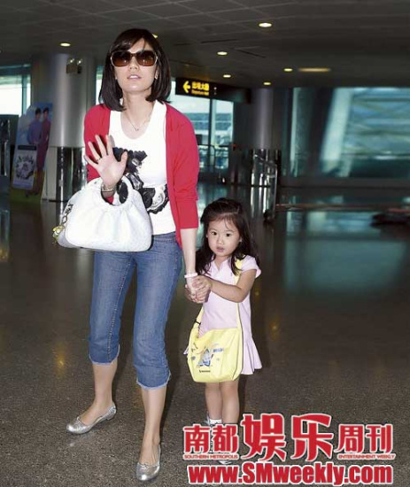 贾静雯爱发暧昧短信 “夺女战”母亲胜算大(图)