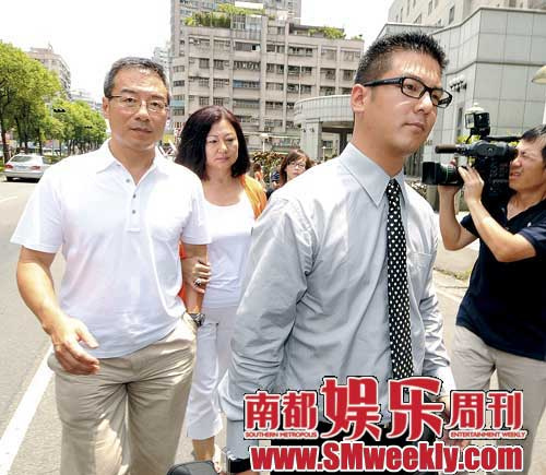 贾静雯爱发暧昧短信“夺女战”母亲胜算大(图)