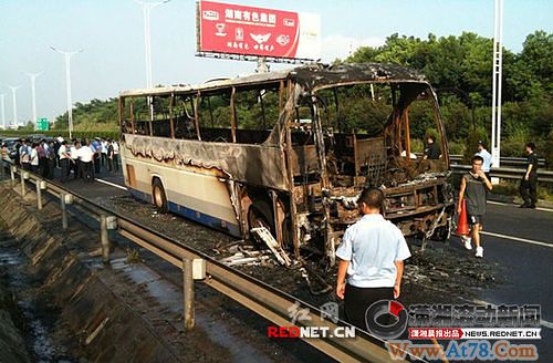 长沙机场大巴疑似爆炸至少2人死亡(图)