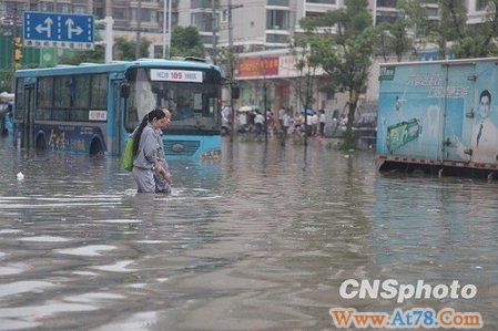 强暴雨袭击引发严重内涝 百余城市一度进水