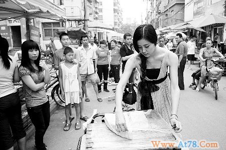 酷似范冰冰美女辞公安工作沿街卖豆腐(图)