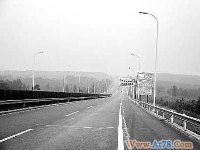 河南郑少高速公路耗资600万装路灯 多年未开启