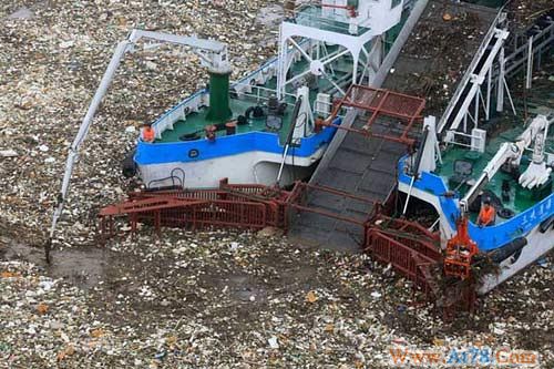 三峡大坝清漂船日清垃圾2500吨