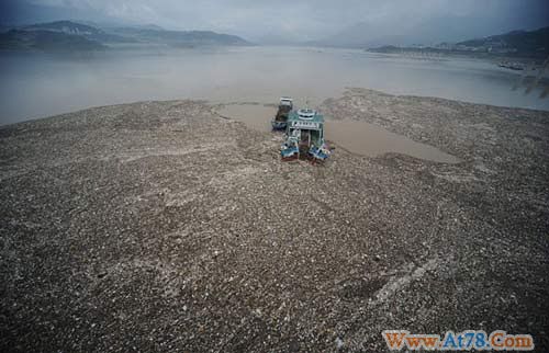 这些长江上的环保“卫士”在汛期24小时工作,将坝前漂浮物及时清理干净,确保三峡大坝泄洪畅通。