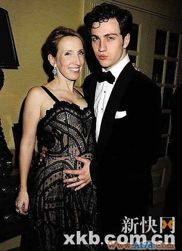 44岁女导演为20岁男星生女“母子恋”热议(图)