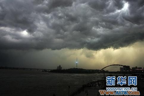 乌云压境 武汉将迎长江洪峰