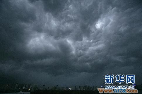 乌云压境 武汉将迎长江洪峰