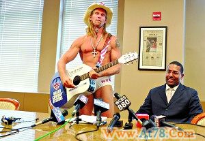 “裸体牛仔”状告模仿者“裸体女牛仔”(图)