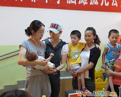 原梓霏现身脑瘫孤儿救助中心 呼吁救助弃儿(图)