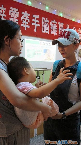 原梓霏现身脑瘫孤儿救助中心呼吁救助弃儿(图)