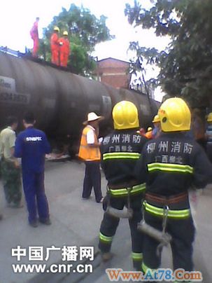 广西柳州柴油罐列车发生脱轨事故(图)