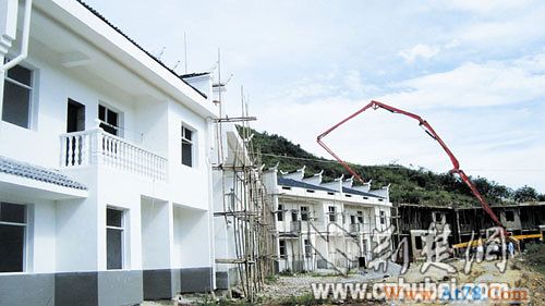 湖北千万富翁兑现反哺承诺 26栋别墅送乡亲(图)