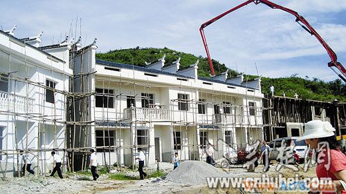 湖北千万富翁兑现反哺承诺 26栋别墅送乡亲(图)