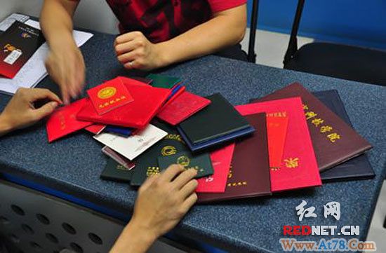 男子带数十证件应聘工作 网友称其