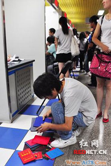 男子带数十证件应聘工作 网友称其