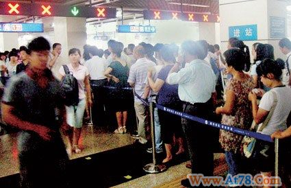 男子坠下北京地铁站台距下班车进站不到30秒