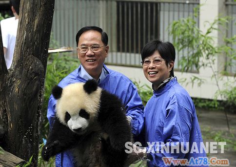 曾荫权率香港特区政府代表团抵达四川考察