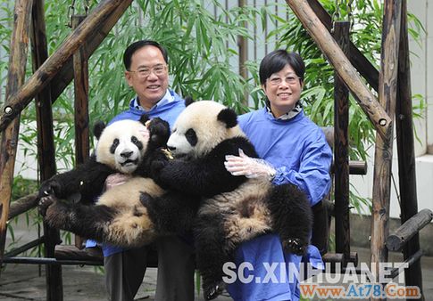 曾荫权率香港特区政府代表团抵达四川考察