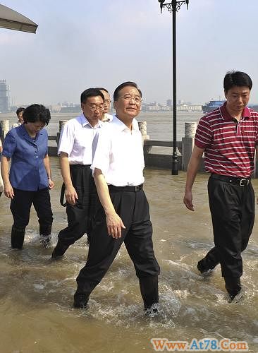 温家宝总理在湖北考察防汛抗洪工作