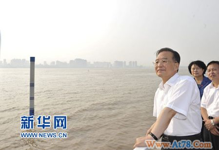 温家宝总理在湖北考察防汛抗洪工作