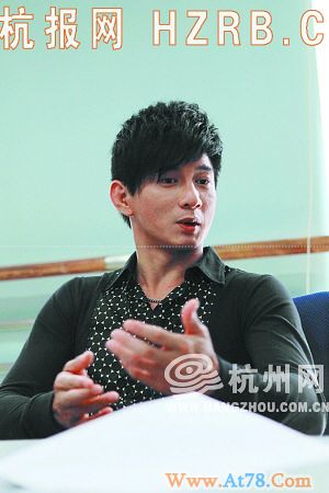 吴奇隆与杭州粉丝亲密接触 老年粉丝登门求题字