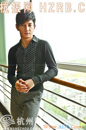 吴奇隆与杭州粉丝亲密接触老年粉丝登门求题字