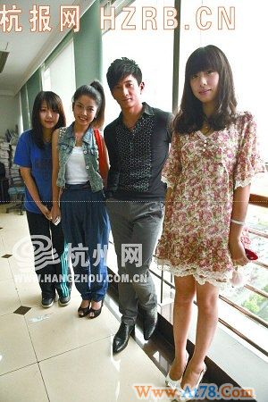 吴奇隆与杭州粉丝亲密接触老年粉丝登门求题字