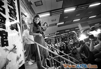 香港书展上演嫩模狙击战 韩寒受读者热捧(图)