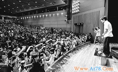 香港书展上演嫩模狙击战韩寒受读者热捧(图)