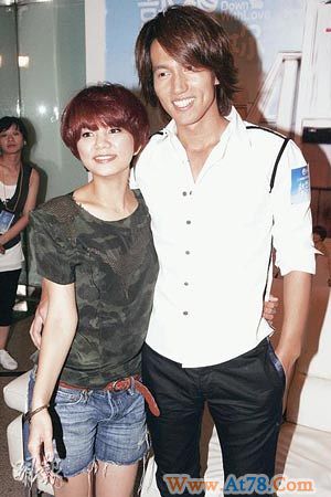 Ella丧祖父言承旭安慰现场险引踩踏事故(组图)