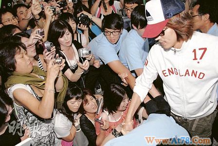 Ella丧祖父言承旭安慰现场险引踩踏事故(组图)