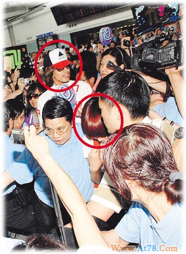 Ella丧祖父言承旭安慰现场险引踩踏事故(组图)