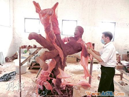 李小龙脚踢全球雕塑世博展造型被指太霸道(图)