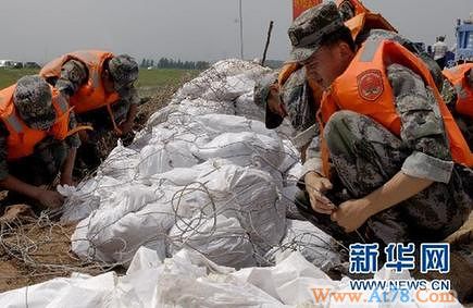 罗夫河堤坝缺口有望今日合龙封堵