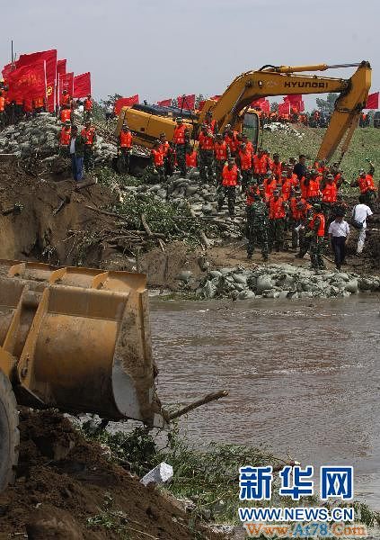 罗夫河堤坝缺口有望今日合龙封堵