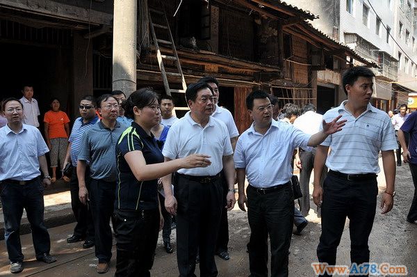 四川省省长来到灾民中间 最关切吃住行(组图）