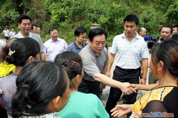 四川省省长来到灾民中间 最关切吃住行(组图）