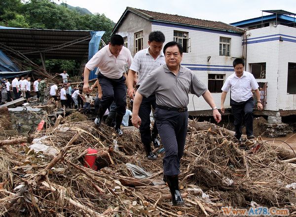 四川省省长来到灾民中间 最关切吃住行(组图）