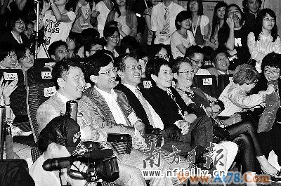 韩寒来香港最想见张柏芝开始慢慢接受郭敬明