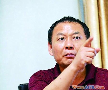 湖北穿法袍为妻维权法官称要对抗潜规则