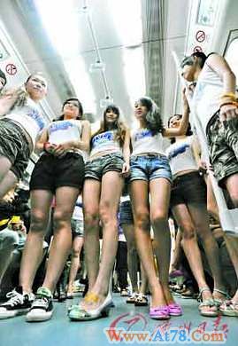 深圳地铁13美女集体脱裤 称宣传低碳环保(图)