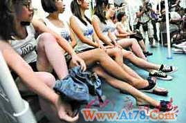 深圳地铁13美女集体脱裤 称宣传低碳环保(图)