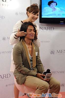 郑伊健不信许志安没人品 享受诸葛梓岐面部按摩