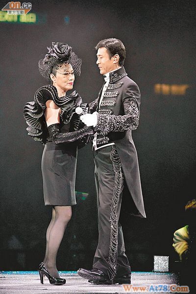 郑少秋献吻汪明荃 不怕罗家英吃醋(图)