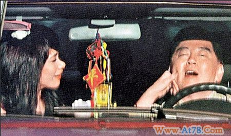 台美女主播老公背妻偷情车内舌吻女教师(组图)