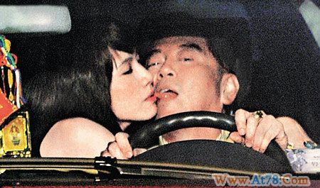 台美女主播老公背妻偷情车内舌吻女教师(组图)