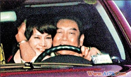 台美女主播老公背妻偷情车内舌吻女教师(组图)